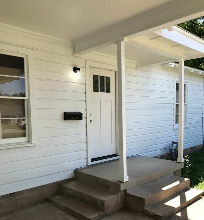 Building Photo - 4602 Leslie Ave Rental