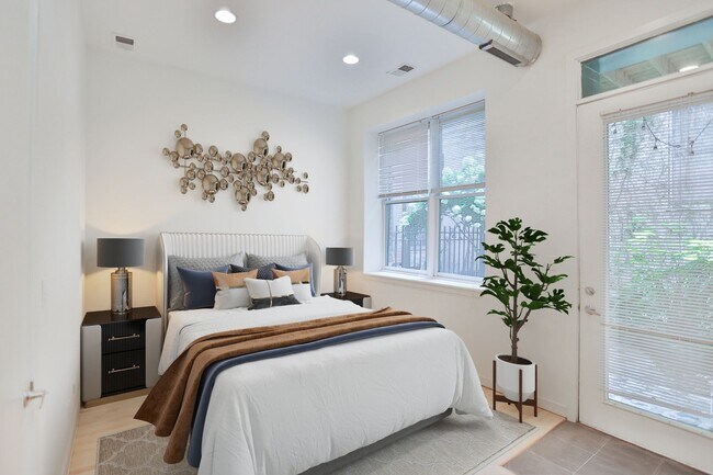 Photo - Wicker Park Large Sunny 1 Bedroom. Beautiful Courtyard. Great Location. Laundry/Internet. Unidad 2005-1