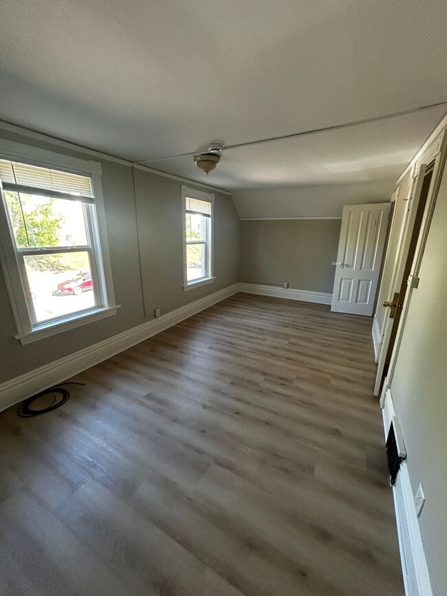 Building Photo - 1206 E 3rd St Unit Apt. B