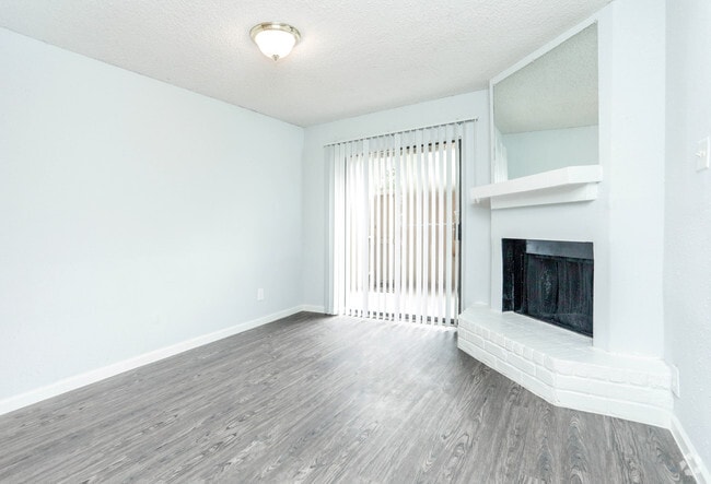1BR, 1BA - 563SF (Living Room)