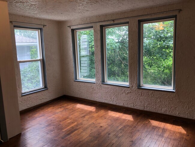 385 NW Irving St Unit Upper
