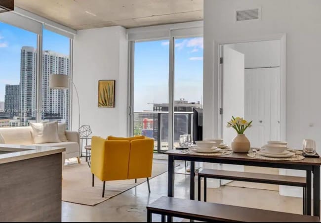 Photo - 151 SE 1st Ave Unidad #