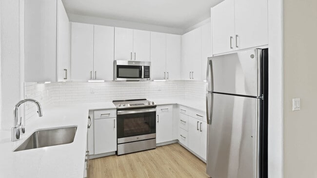 Cocina con electrodomésticos de acero inoxidable - Estancia at Santa Clara