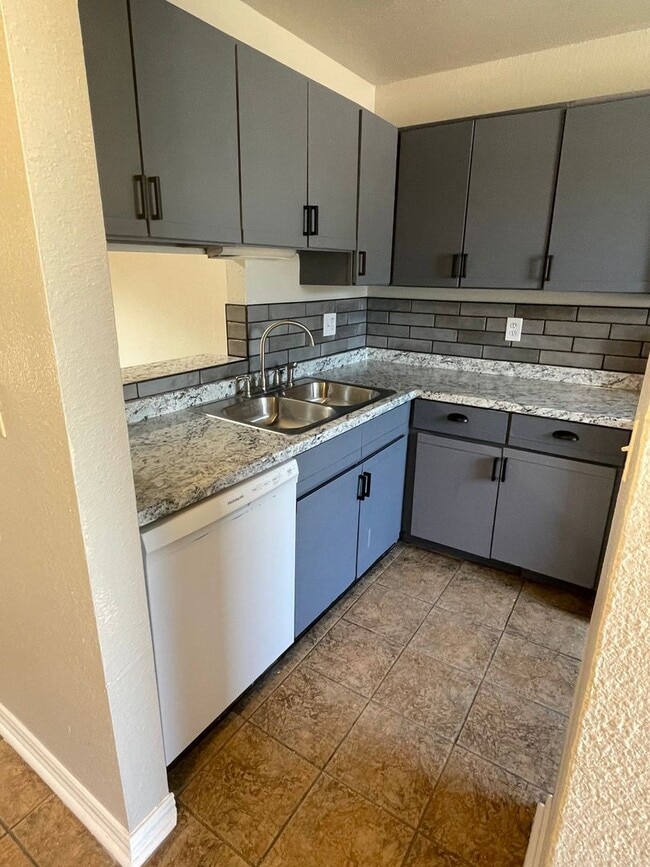 Photo - 722 W Collins St