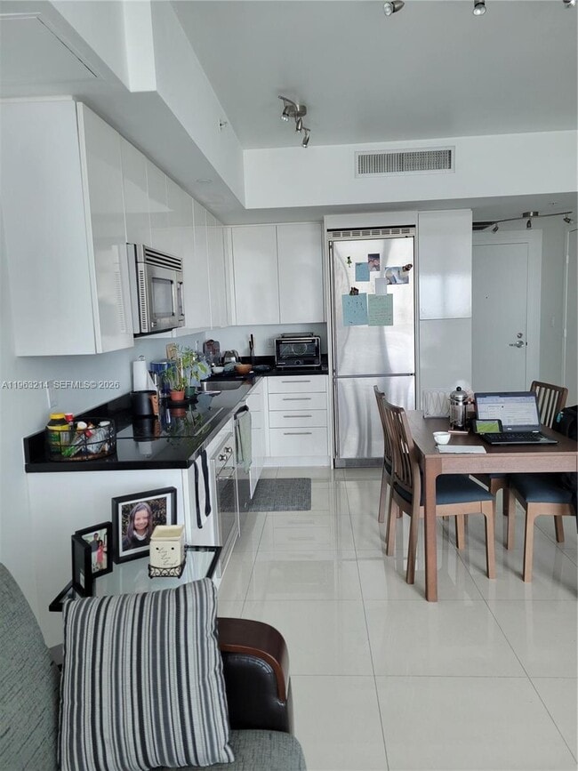 Photo - 92 SW 3rd St Unidad 2107