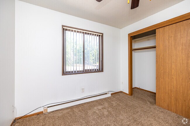 2BR, 1BA - 792 SF