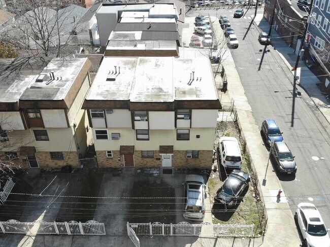 Building Photo - 4 Gray St