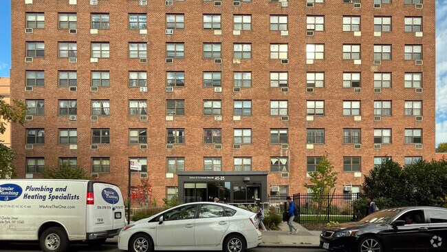 Entrada del edificio - Helen R. Scheuer House