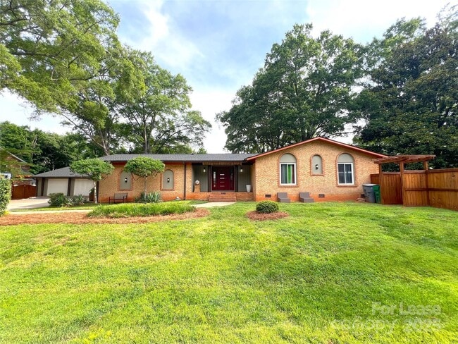 Building Photo - 5745 Riviere Dr Rental