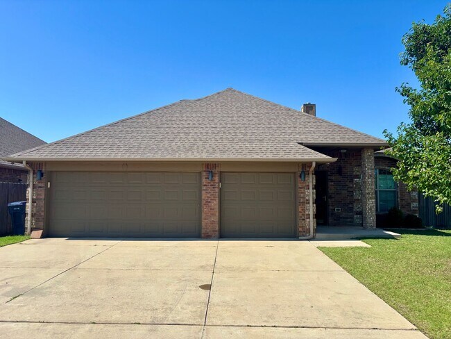 Wonderful 3 Bed 2 Bath Home in Yukon - Wonderful 3 Bed 2 Bath Home in Yukon