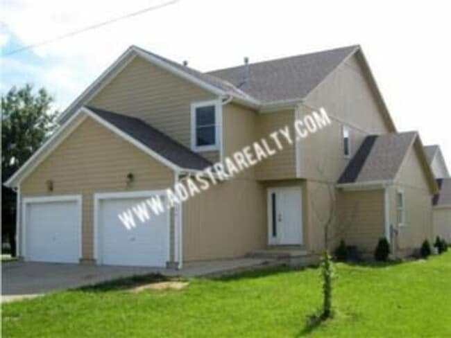 Building Photo - Beautiful and Spacious Louisburg Townhome-Available in MAY!!
