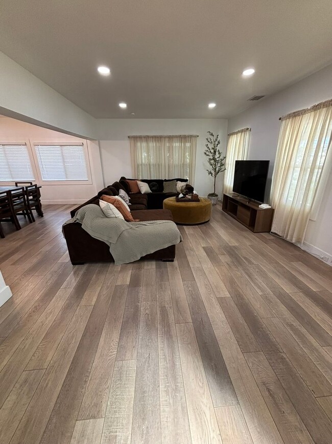Photo - Stunning Fully Furnished 4-Bedroom, 2.5 Ba...