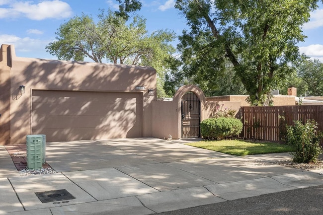 Building Photo - Adorable Townhome, 2 Master Bedroom Suites to Patio Living