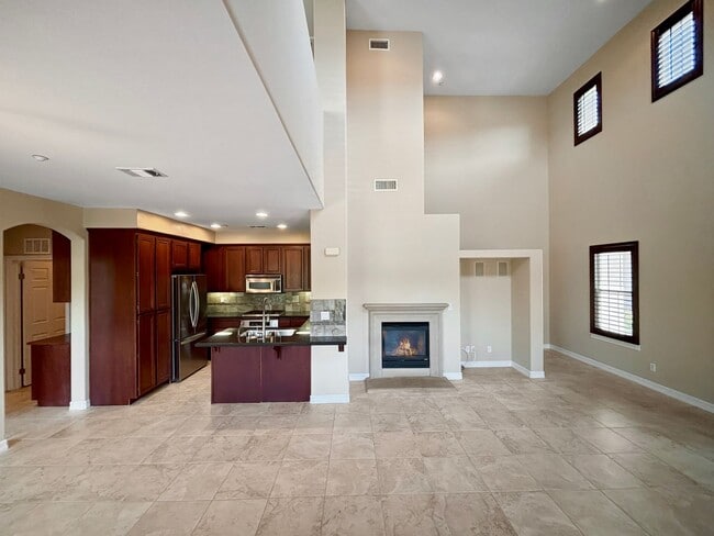 Building Photo - Bright 2BD/2BA Townhouse in Serra Mesa with Balcony, Fireplace & Resort-Style Amenities