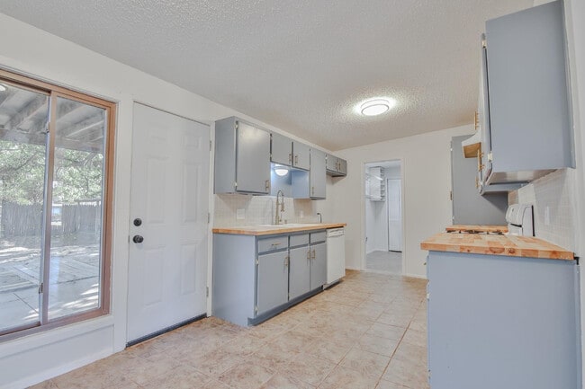 Photo - 2727 66th St