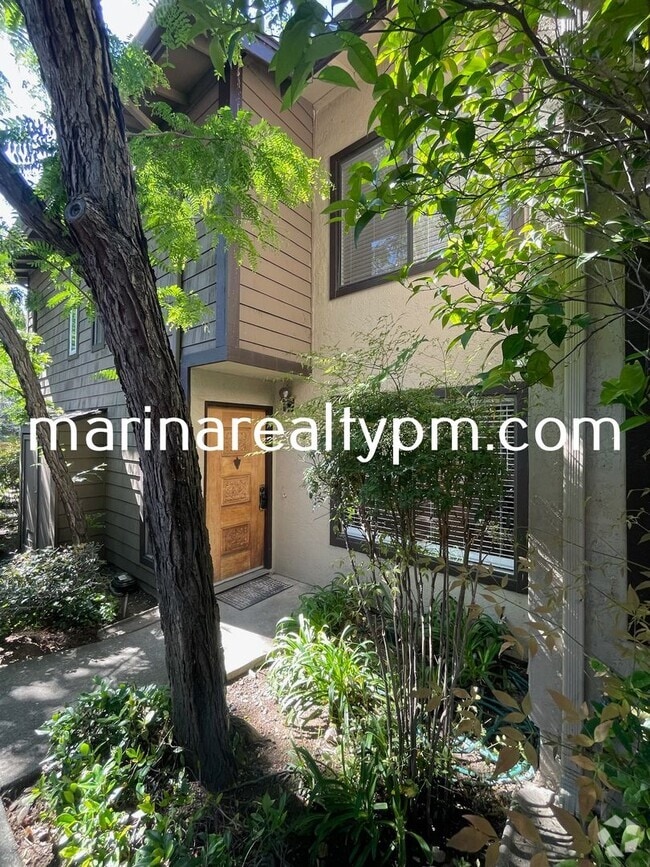 Building Photo - Two Story Crockett Condo Two-Off Street Pa...