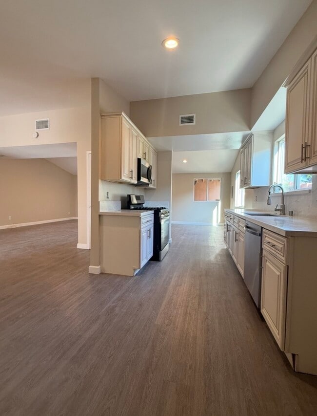 Photo - 830 N Modena St