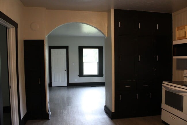 Photo - 218 Sabin Ave W