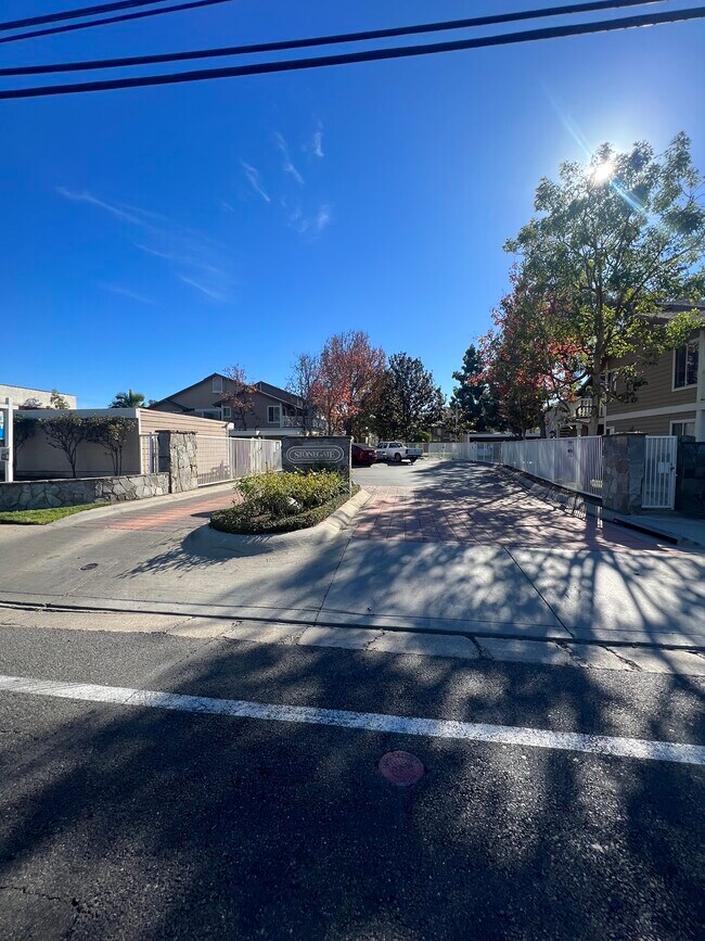 $3,200.00 por mes - 6971 Knollcrest Ln Unidad #50 3200month