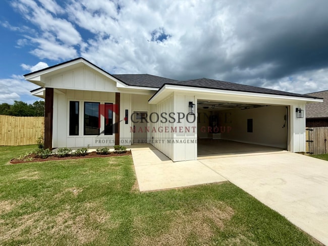Building Photo - Stunning 3 bedroom 2 bathroom Home!