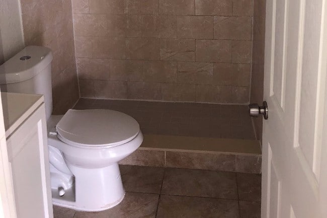 Photo - 932 Newton Ave S Unidad 12