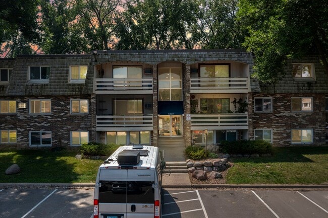 Building Photo - Mound 1 Bed Condo