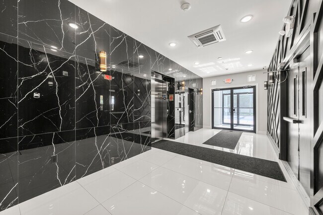 Photo - 51 E Main St Unidad 306