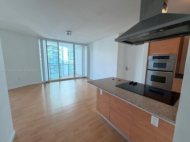 Photo - 218 SE 14th St Unidad 2102