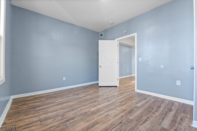Building Photo - 302 Clinton Pl Rental