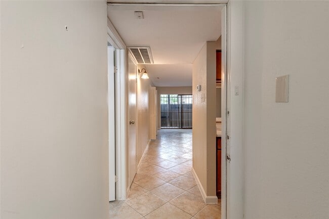 Building Photo - 3005 Walnut Bend Ln Unit 12