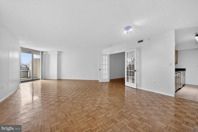 Building Photo - 7111 Woodmont Ave Unit 309