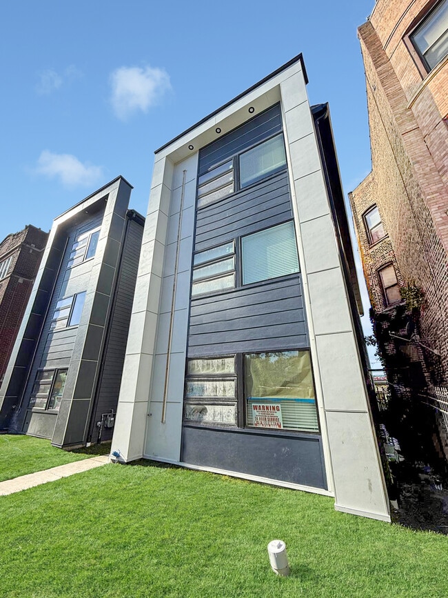 Building Photo - 6218 S King Dr Unit 1