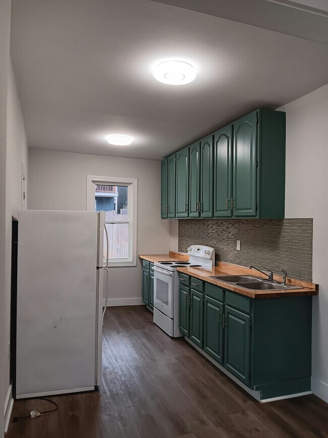 159-161-161 W 4th St