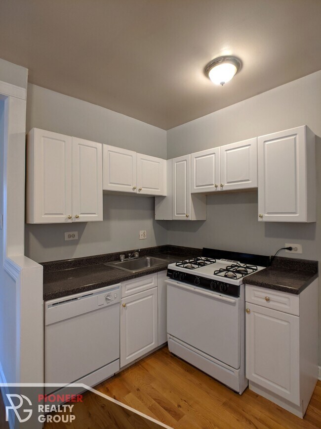 Photo - 3732 N Pine Grove Ave Unit 3720.5-W2