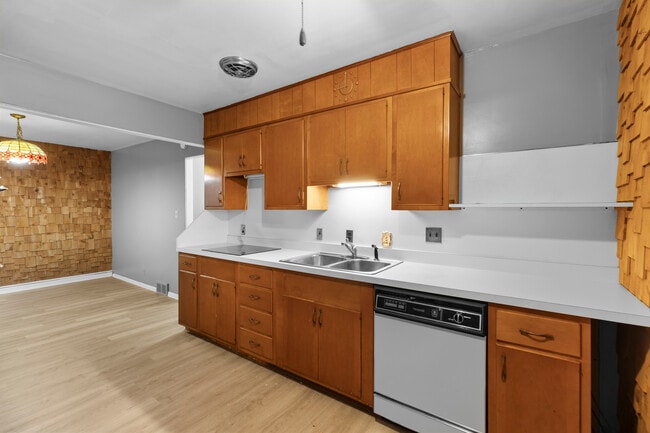 Photo - 60 Leslie Ave