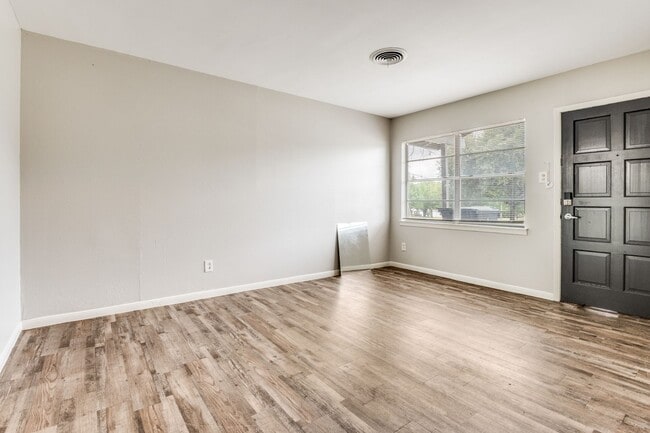 Photo - 404 Darlene Ln