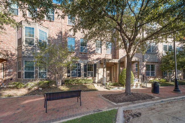 Charming Townhome in Addison - Charming Townhome in Addison