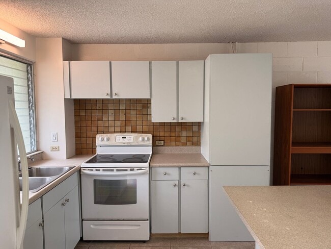 Photo - Fresh 2/1 Makiki Heights Condo with 1 Parking, Lanai, Pool, Open floor plan, & Walk-in closet Unit 309