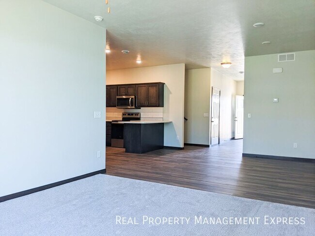 Photo - 3 Bedroom 2.5 Bathroom Townhome w/ Attached Garage