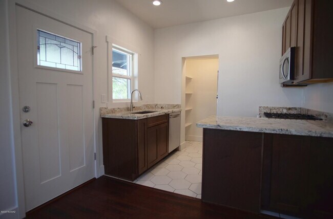 Photo - 118 E 18th St