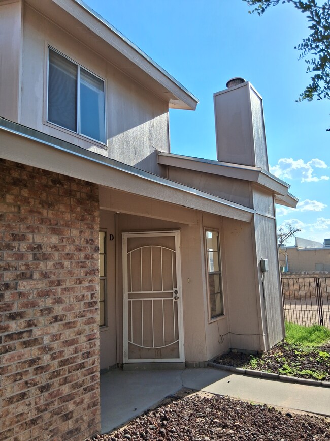 Building Photo - 3119 Voss Dr Unit D