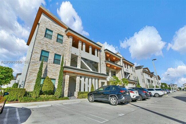 Building Photo - 7805 NW 104th Ave Unit 32