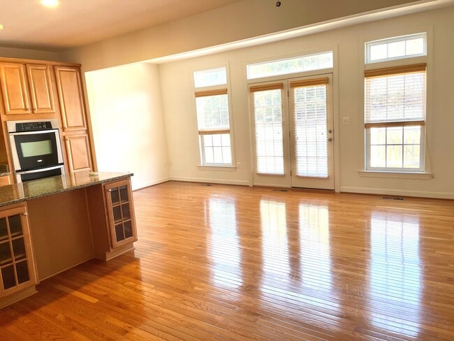 Photo - 1560 Rutland Way