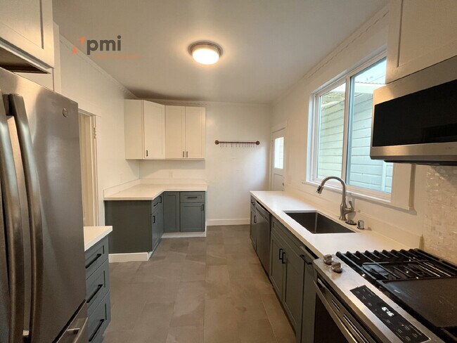 Photo - Charming 2br, 1ba Apartment in Lower Pacific Heights w/ Downtown Views