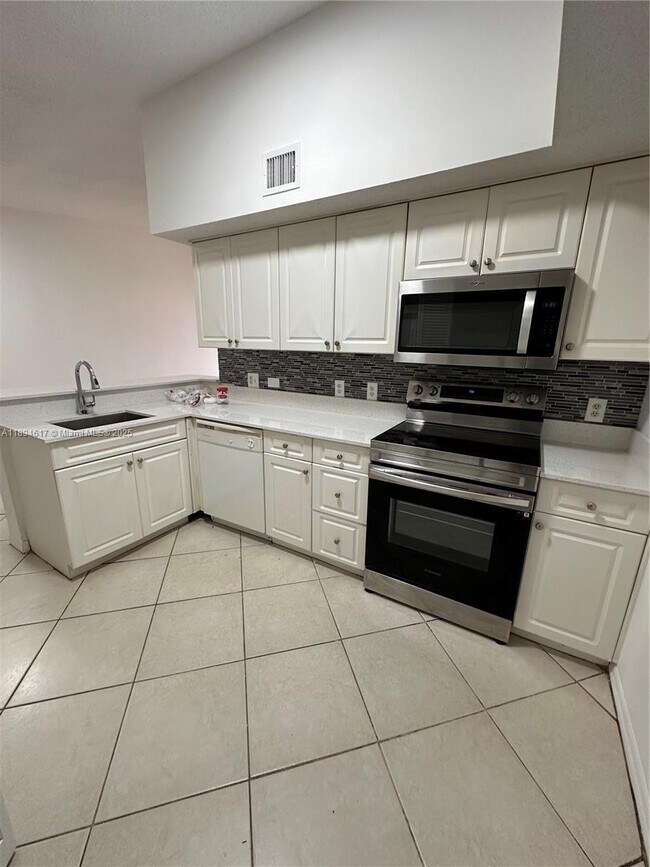 Photo - 2-Bed, 2-Bath Apartment with Garage Resort... Unit 5-306