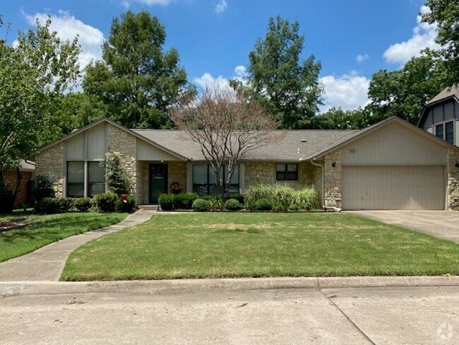 Building Photo - Spacious 3-Bed, 2-Bath Home in Prime South...