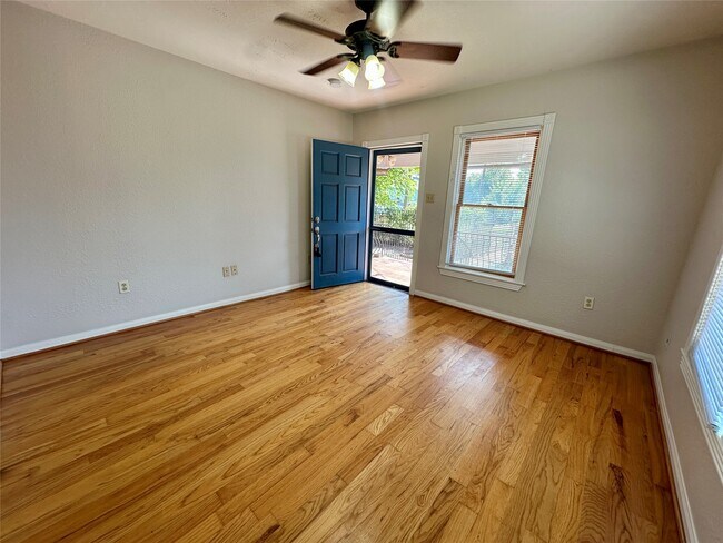 Photo - 405 James St