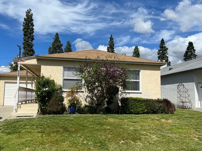 Building Photo - 2 Bedroom, 1 Bath Home with large yard in Lakewood