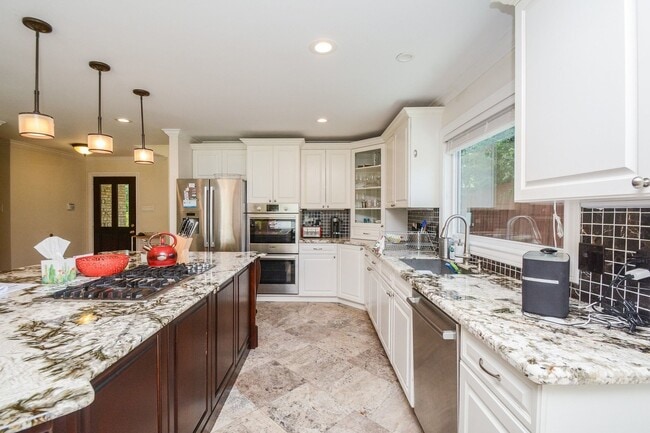 Building Photo - 9906 Cedardale Dr