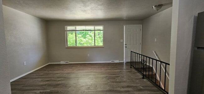Photo - AVAILABLE NOW! Arvada 3 Bed 2 Bath Duplex New Paint New Flooring! Unidad 3